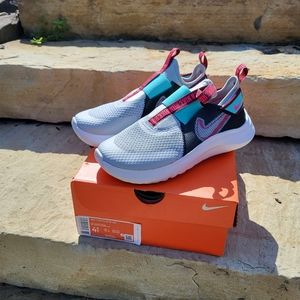 NWB Nike Big Kids Girls Flex Plus SE Sneakers
